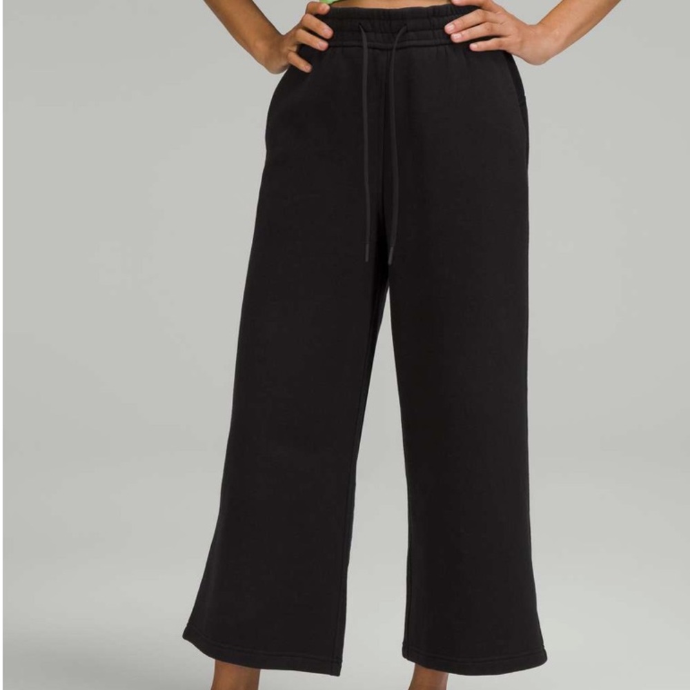 Lululemon Loungeful High-Rise Wide Leg Crop
Black size 4